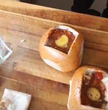 שקשוקה חלבית בלחמניית המבורגר