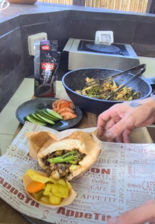 מעורב צמחוני בפיתה
