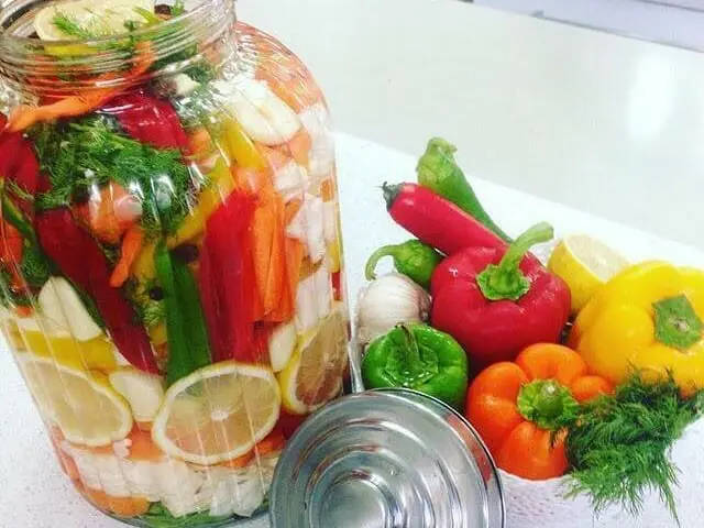 חמוצים ביתיים שאפשר להכין בקלות