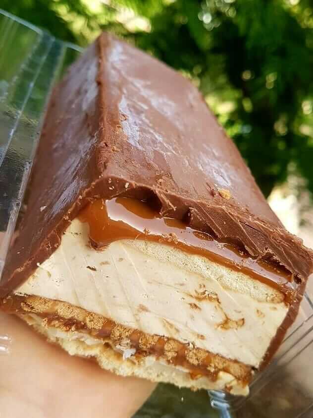 עוגת סניקרס מושחתת