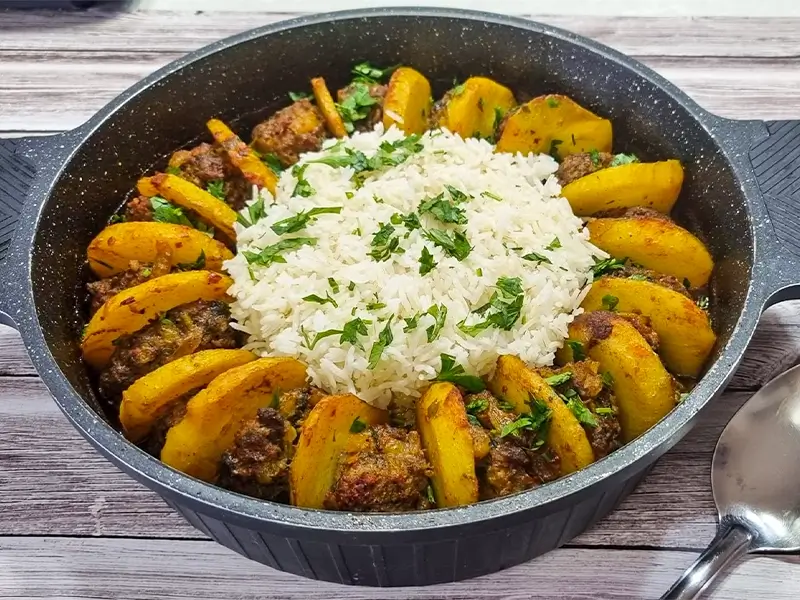 קציצות בשר עם תפוחי אדמה ואורז בסיר אחד